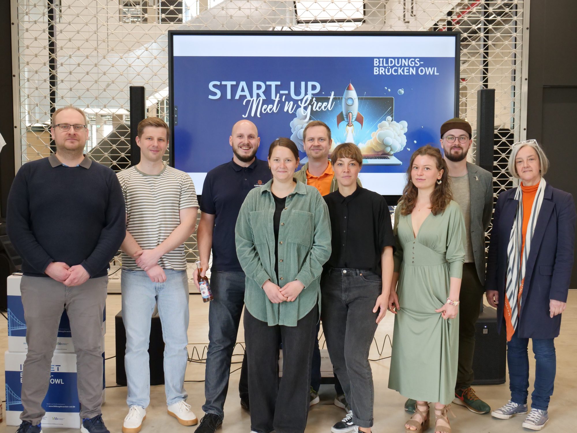 Hinten (von l. nach r.): Mikhail Gassiev, Ralf Steltenkamp (beide Bildungsbrücken OWL), Daniel Salzburg, Kay Schadewald (beide Cascaritas), Christoph Grauting (Wirtschaftsjunioren Lippe), Annegret Kollmeier (HANSE-Berufskolleg) Vorne (von l. nach r.): Frauke Hollmann, Vera Hesse (beide Studio Raumstation), Jessica Matthies (Atelier Matthies) Nicht im Bild: Jil Schlüter (Campus Foundery OWL) (Foto: Hanse)