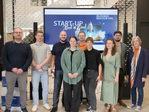 Hinten (von l. nach r.): Mikhail Gassiev, Ralf Steltenkamp (beide Bildungsbrücken OWL), Daniel Salzburg, Kay Schadewald (beide Cascaritas), Christoph Grauting (Wirtschaftsjunioren Lippe), Annegret Kollmeier (HANSE-Berufskolleg) Vorne (von l. nach r.): Frauke Hollmann, Vera Hesse (beide Studio Raumstation), Jessica Matthies (Atelier Matthies) Nicht im Bild: Jil Schlüter (Campus Foundery OWL) (Foto: Hanse)