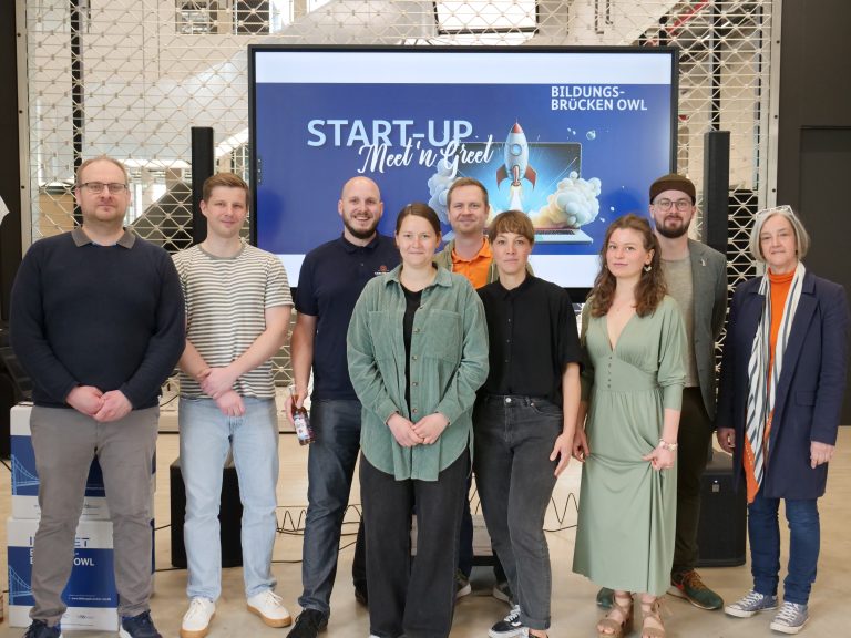 Hinten (von l. nach r.): Mikhail Gassiev, Ralf Steltenkamp (beide Bildungsbrücken OWL), Daniel Salzburg, Kay Schadewald (beide Cascaritas), Christoph Grauting (Wirtschaftsjunioren Lippe), Annegret Kollmeier (HANSE-Berufskolleg) Vorne (von l. nach r.): Frauke Hollmann, Vera Hesse (beide Studio Raumstation), Jessica Matthies (Atelier Matthies) Nicht im Bild: Jil Schlüter (Campus Foundery OWL) (Foto: Hanse)
