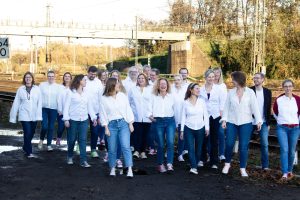 Stimmgewaltig: Der 25-köpfige A-cappella-Chor „VoiceOver“ aus Minden wird ab 15 Uhr für emotionale Momente sorgen. (Foto: Sebastian Rose)