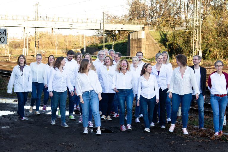 Stimmgewaltig: Der 25-köpfige A-cappella-Chor „VoiceOver“ aus Minden wird ab 15 Uhr für emotionale Momente sorgen. (Foto: Sebastian Rose)