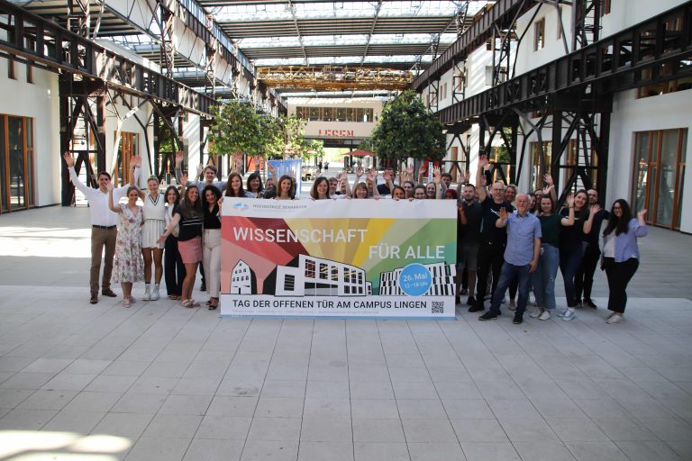 Studierende, Lehrende und Mitarbeitende am Campus Lingen freuen sich auf den Tag der offenen Tür. (Bild: Hochschule Osnabrück)