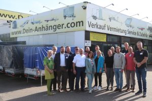 Die Gäste des ersten Leopoldshöher Unternehmerfrühstücks bei Dein-Anhänger.com. (Foto: Unternehmernetzwerk Leopoldshöhe)