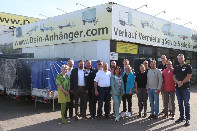 Die Gäste des ersten Leopoldshöher Unternehmerfrühstücks bei Dein-Anhänger.com. (Foto: Unternehmernetzwerk Leopoldshöhe)