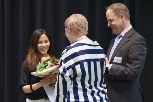 Catherine Regañon, Preisträgerin der Universität, arbeitet unter anderem als studentische Hilfskraft bei FörBI, einem Projekt, das Förderunterricht für Schüler:innen mit nichtdeutscher Muttersprache anbietet. (Foto: T.Handke/HSBI)