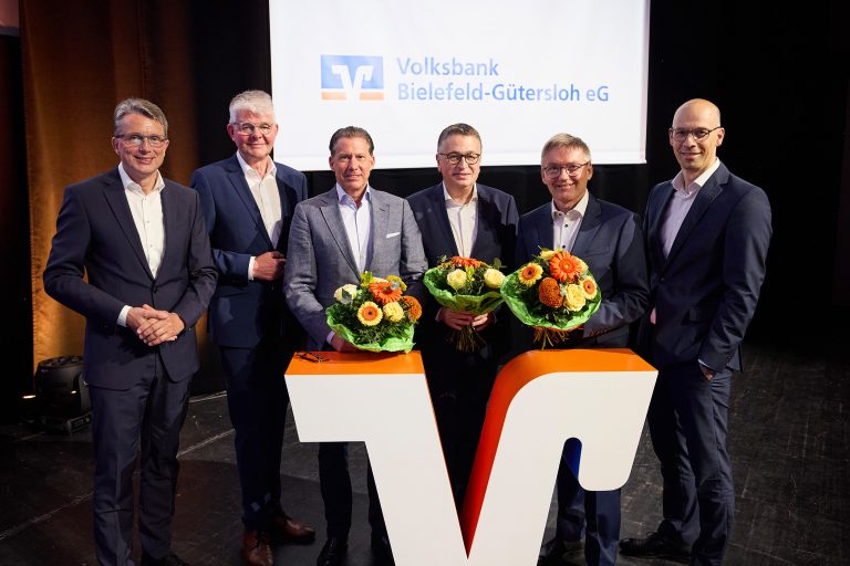 Volksbank-Vertreterversammlung 2024: Vorstand und wiedergewählte Aufsichtsratsmitglieder: (v.li.) Michael Deitert (Vorstandsvorsitzender), Michael Mersch (Aufsichtsratsvorsitzender), Alexander Ihde, Jürgen Both, Thomas Kahmann und Thomas Mühlhausen (Vorstand). (Foto: Volksbank)