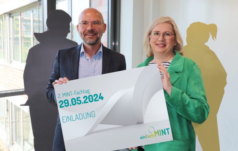 Hoffen in diesem Jahr die Teilnehmerzahl von über 100 MINT-Interessierten aus dem Vorjahr weiter zu übertreffen: MINT-Koordinatorin Anke Kellermeier und WI-GOS-Geschäftsführer Peter Vahrenkamp. (Foto: WIGOS – Eckhard Wiebrock)
