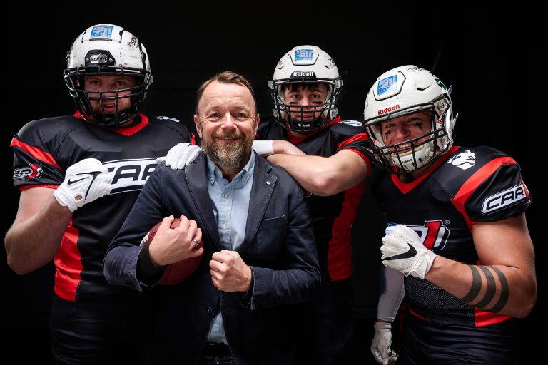 Matthias Wittich vom gleichnamigen Großhandel für Autoteile unterstützt seit kurzem das Footballteam der Bielefeld Bulldogs als Hauptsponsor. Gefördert wurde auch die Bielefelder Jugendwerkstatt, die unter anderem Nachwuchs für die Kfz-Betriebe der Region ausbildet (Foto: Fritz Wittich GmbH)