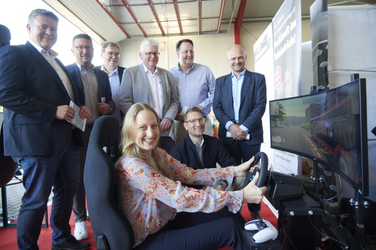 Beeindruckt von den kreativen Arbeitsproben der Unternehmen waren (v.li.): vorne v. li. nach re.: Landrätin Anna Kebschull mit Philip Hummert (Prokurist Willy Hummert Omnibusverkehr), hinten v. li. nach re.: Daniel Große-Albers (Bürgermeister Stadt Bad Iburg), Lars Hellmers (Vorstand MaßArbeit), Torsten Dimek (Bürgermeister Ge-meinde Glandorf), Klaus Rehkämper (Bürgermeister Gemeinde Bad Rothenfelde), Tobias Avermann (Bürgermeister Gemeinde Bad Laer) und Eugen Görlitz (Bürger-meister Stadt Dissen). (Foto: Uwe Lewandowski / MaßArbeit )