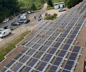 Seinen benötigten Strom bezieht BERNSTEIN aus 100 Prozent Ökostrom aus Wasserkraft – zumindest den Teil, den die hauseigene Photovoltaikanlage auf dem Dach des Verwaltungsstandorts in Porta Westfalica nicht bereits abdeckt. (Foto: Bernstein AG)