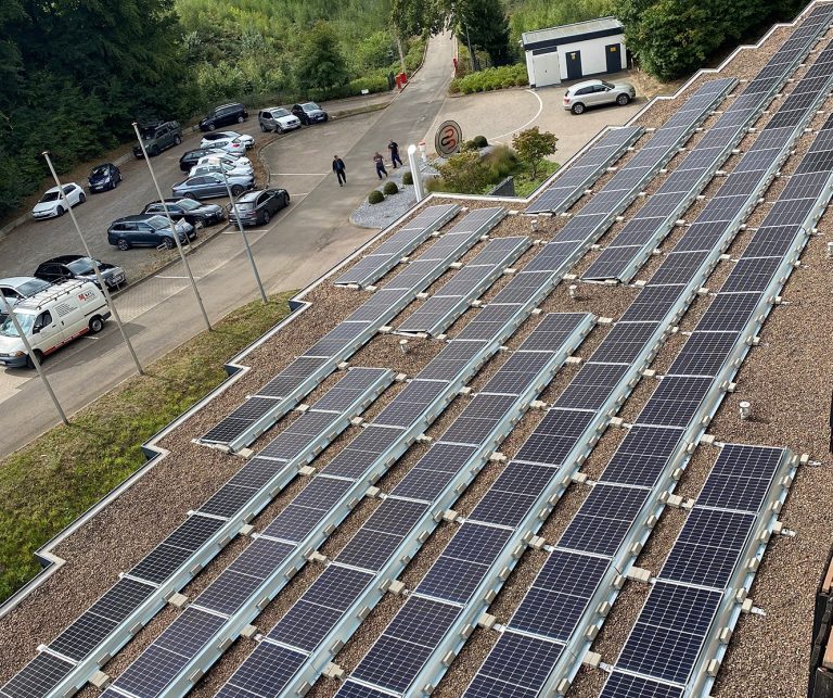 Seinen benötigten Strom bezieht BERNSTEIN aus 100 Prozent Ökostrom aus Wasserkraft – zumindest den Teil, den die hauseigene Photovoltaikanlage auf dem Dach des Verwaltungsstandorts in Porta Westfalica nicht bereits abdeckt. (Foto: Bernstein AG)