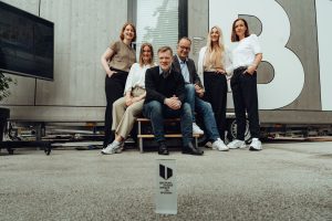 Erhielten den Preis während der Teilnahme an der Konferenz Hinterland of Things: (v. l.) Christina Makowski, Katharina Frenser, Jens Siekmann, Martin Knabenreich, Alisa Flaskämper und Tanja Babic (alle Bielefeld Marketing GmbH). (Foto: Bielefeld Marketing | Tim Fröhlich)