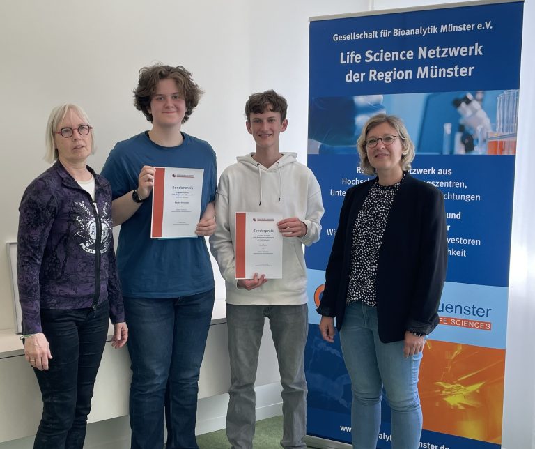 V.l.n.r. Dr. Birgit Hagenhoff (Vorstandsvorsitzende Bionanalytik Münster e.V.), Beeke Drechsler, Leo Roer, Dr. Kathleen Spring (Geschäftsführerin Bionanalytik Münster e.V.) (Foto: Gesellschaft für Bioanalytik Münster e. V.)