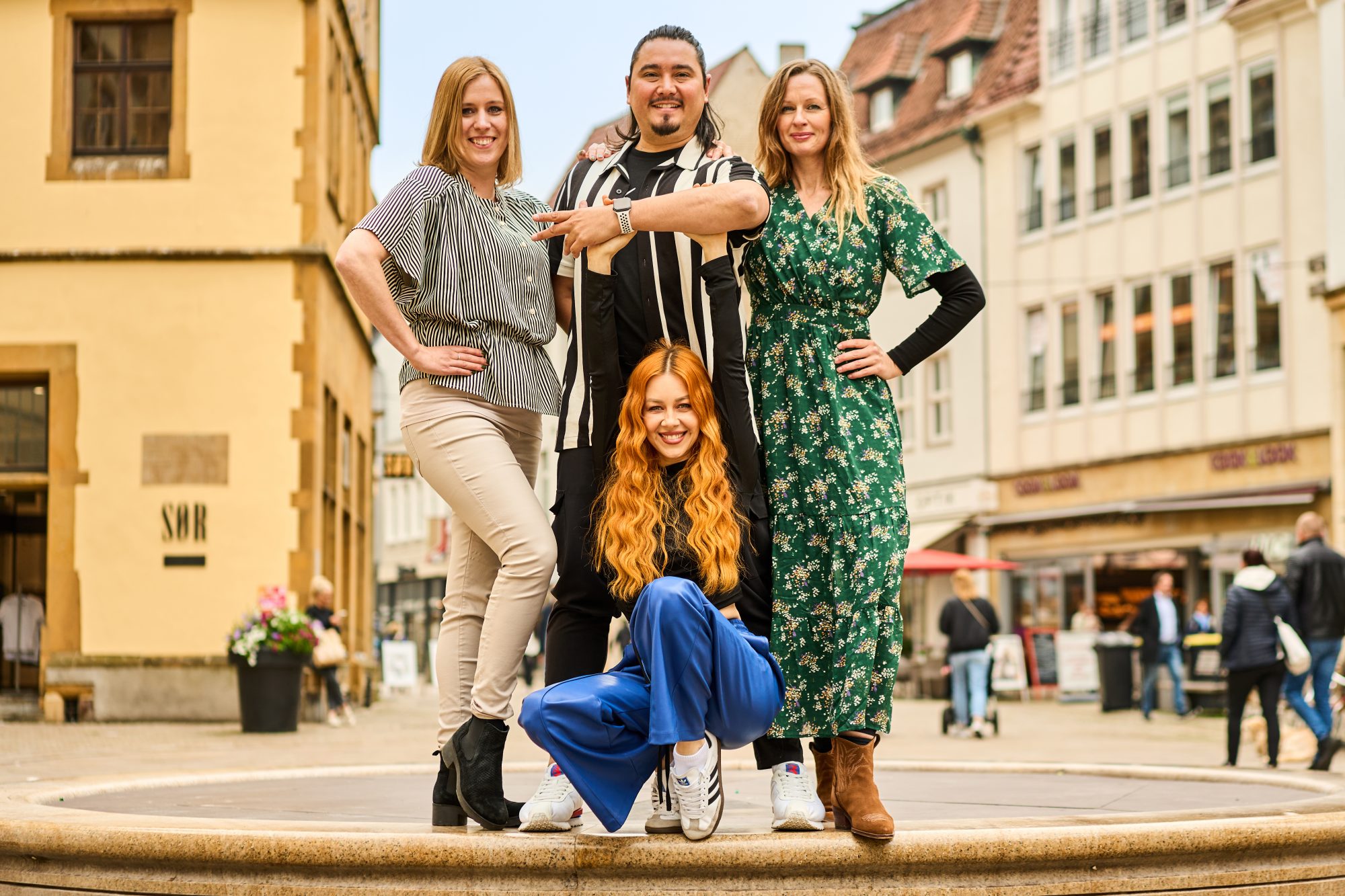 Julia Lehmann (l.) und Birgit Schroers (r.) vom City-Management der Bielefeld Marketing freuen sich auf den Sommer in der Bielefelder Innenstadt. Die Profitänzer Oana Nechiti und Erich Klann bieten am 14. September „Salsa to go“ zum Mitmachen an. (Foto: Bielefeld Marketing | Adrian Stein)