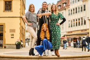 Julia Lehmann (l.) und Birgit Schroers (r.) vom City-Management der Bielefeld Marketing freuen sich auf den Sommer in der Bielefelder Innenstadt. Die Profitänzer Oana Nechiti und Erich Klann bieten am 14. September „Salsa to go“ zum Mitmachen an. (Foto: Bielefeld Marketing | Adrian Stein)