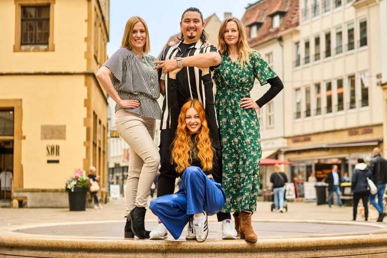 Julia Lehmann (l.) und Birgit Schroers (r.) vom City-Management der Bielefeld Marketing freuen sich auf den Sommer in der Bielefelder Innenstadt. Die Profitänzer Oana Nechiti und Erich Klann bieten am 14. September „Salsa to go“ zum Mitmachen an. (Foto: Bielefeld Marketing | Adrian Stein)