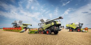 Zum Stückzahlenjubiläum wurde eine limitierte Anzahl EVION, TRION und LEXION in Sonderlackierung und mit großflächiger Beklebung gebaut. Auf der CIAME in China wird ein DOMINATOR in entsprechendem Design zu sehen sein. (Foto: CLAAS)