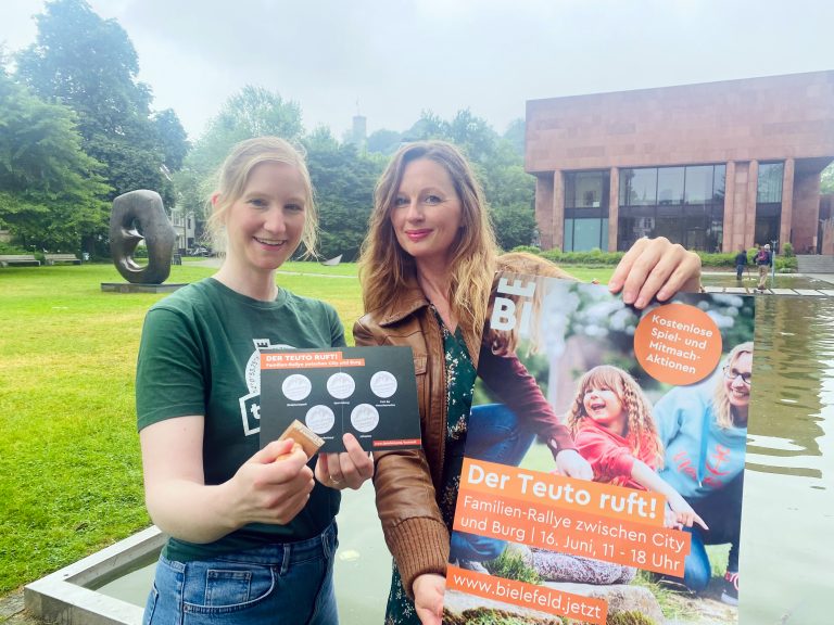Jacqueline Heger (l.), Tourismus Bielefeld Marketing, und Birgit Schroers, City-Management Bielefeld Marketing, laden zur Schnitzeljagd zwischen City und Burg ein. Im Skulpturenpark der Kunsthalle warten Aktionen und Infostände auf Besucherinnen und Besucher. (Foto: Bielefeld Marketing GmbH)