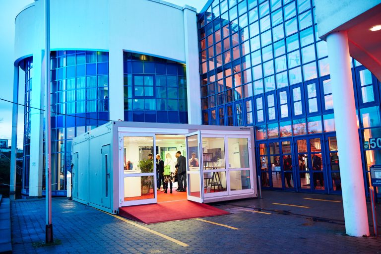 Der helle und einladende Empfangsbereich aus ELA Bürocontainern wurde seitens des Veranstalters mit einem roten Teppich ausgestattet. (Foto: ELA)