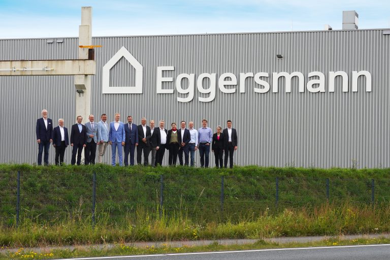 Die Delegation der Stiftung Handwerk Ostwestfalen-Lippe und die Geschäftsführung der Eggersmann Gruppe vor dem Standort in Halle Westfalen (Foto: Eggersmann)