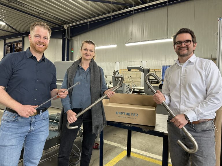 André Schulenberg (links) vom WIGOS-UnternehmensService begleitet die Trans-formation des Unternehmens Jürgen Emptmeyer, das von Katharina und Frank Brünnig geführt wird, seit vielen Jahren. (Foto: Sandra Joachim-Meyer)