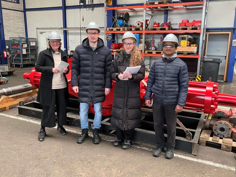 Eine Studierendengruppe vom Campus Lingen beim Ortstermin in der Firma Bentec (v.l.): Prof. Dr. Anne Schierenbeck mit den Studierenden Niklas Fraatz, Lina Steinhorst, Sabeeshan Sivarajah. (Bild: Hochschule Osnabrück)
