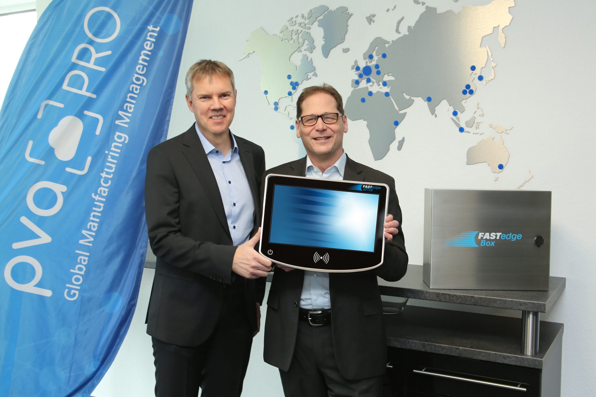 FASTEC-Geschäftsführer Stefan Rupprecht und Christian Reusch mit FASTedge Box und Touch-Terminal FASTedge SFT15 (Foto: Fastec)