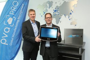 FASTEC-Geschäftsführer Stefan Rupprecht und Christian Reusch mit FASTedge Box und Touch-Terminal FASTedge SFT15 (Foto: Fastec)