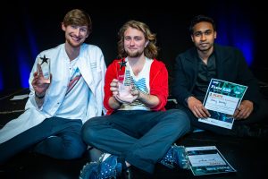 „Alle drei Finalisten aus Bielefeld: (v.l.) Julian Neugebauer, Jonas Vaquet und Amartya Kaviraj, hier nach ihrer erfolgreichen Qualifikation beim regionalen Vorentscheid.“ (Foto: Wissenswerkstadt/Sarah Jonek)