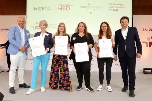 Zertifikatsvergabe in Berlin: Prof. Dr. Ulrike Settnik (2.v.l.) von der HSBI und weitere Hochschulvertreterinnen gemeinsam mit Prof. Dr. Dr. Helmut Schneider, Zertifizierungsbeauftragter des berufundfamilie-Kuratoriums (links) und Oliver Schmitz, Geschäftsführer der berufundfamilie Service GmbH (rechts). (Foto: Jens Schicke / berufundfamilie Service GmbH)