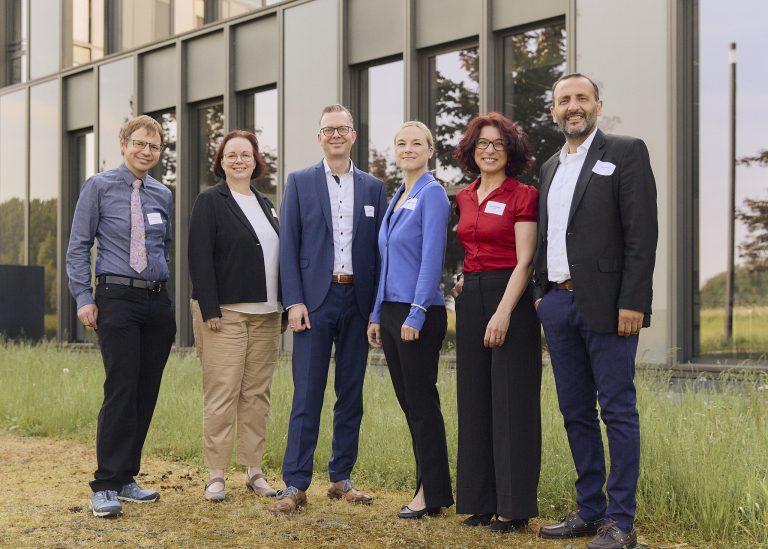 Die Akteur:innen der BiCAB-Konferenz 2024 (v.l.n.r.): Dr. Wido Geis-Thöne, Institut der Deutschen Wirtschaft, Sylke Fleischhut, August Stork KG, Eike Krull, Wilhelm Böllhoff GmbH & Co. KG, Prof. Dr. Natalie Bartholomäus, Vizepräsidentin für Nachhaltigkeit und strategisches HRM, Ass. jur. Nermin Karaoglu, Koordination Internationales im Fachbereich Wirtschaft, Prof. Dr. Riza Öztürk, Dekan Fachbereich Wirtschaft. (Foto: K. Starodubskij/HSBI)