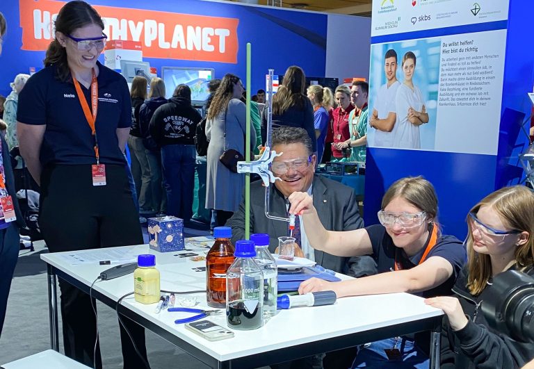 Niedersächsischer Minister für Soziales, Arbeit, Gesundheit und Gleichstellung Dr. Andreas Philippi modifizieren gemeinsam mit unseren Studierenden Kunststoffe mittels Plasmatechnologie, um sie auf die komplexen Anforderungen in der Medizintechnik vorzubereiten (Foto: Hochschule Osnabrück)