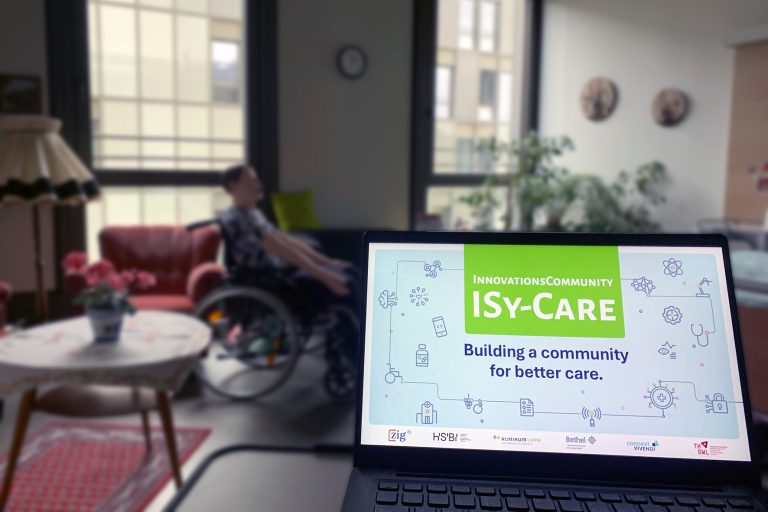 Bestehende Netzwerke stärken und neue ausbauen – das ist ISy-CARE: Szene aus dem Pflegeskillslab der HSBI. (Foto: HSBI)