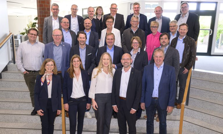 30 Jahre oleg: Auf die erfolgreiche Arbeit sind (v. li. n. re. vorne) die neue Prokuristin Martina Manteuffel, die künftige oleg-Geschäftsführerin Susanne Menke, Landrätin Anna Kebschull, Peter Vahrenkamp, Geschäftsführer der WIGOS und oleg, sowie die Gesellschafter der oleg und weitere Mitstreiter stolz. (Foto: Hermann Pentermann / oleg)