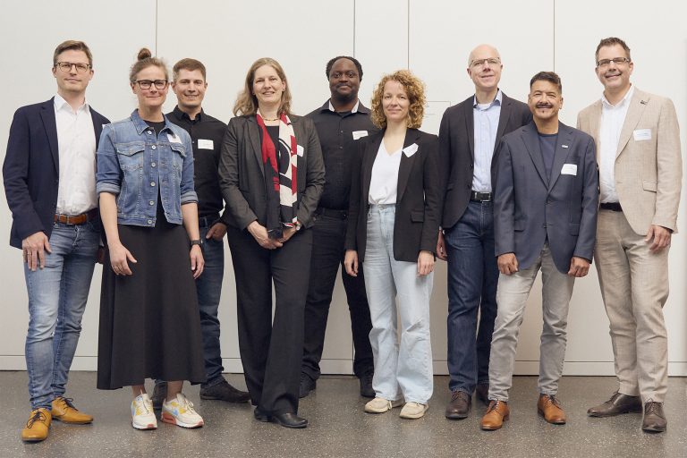 Die Akteur:innen des KI-Praxistages (v.l.n.r.): Prof. Dr. Klaus Neumann (Fraunhofer IOSB-INA in Lemgo), Prof. Dr. Miriam Pein-Hackelbusch (SAIL/TH OWL), Dr. Felix Reinhart (Miele & Cie. KG), Prof. Dr. Barbara Hammer (SAIL/Uni Bielefeld), Prof. Dr. Axel-Cyrille Ngonga Ngomo (SAIL/Uni Paderborn), Prof. Dr. Sina Zarrieß (SAIL/Uni Bielefeld), Prof. Dr. Wolfram Schenck (SAIL/HSBI), Prof. Dr. Anant Patel (HSBI) und Prof. Dr. Thorsten Jungeblut (SAIL/HSBI). (Foto: K. Starodubskij /HSBI)