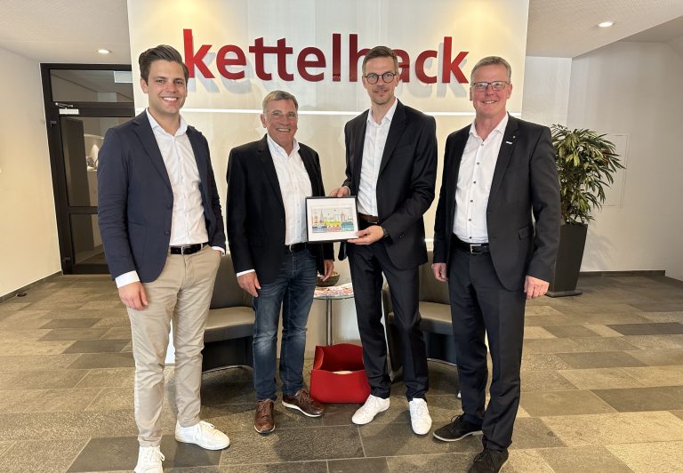 v.l.n.r. Joan Kettelhack (Geschäftsführung Kettelhack), Jan Kettelhack (Geschäftsführung Kettelhack), Ingo Niehaus (Geschäftsführer EWG), Dr. Peter Lüttmann (Bürgermeister Rheine) (Foto: EWG Rheine)