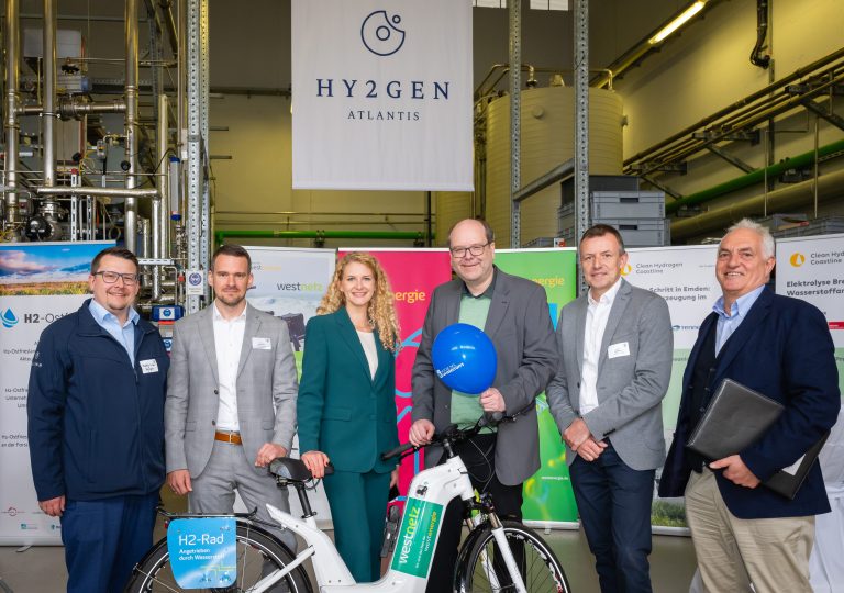 v.l.n.r.: Matthias Lisson (Hy2Gen), Hartmut Neumann (stellvertretender Hauptgeschäftsführer der IHK für Ostfriesland und Papenburg), Lis Blume (Moderatorin), Christian Meyer (Niedersächsischer Minister für Umwelt, Energie und Klimaschutz), Michael Steffens (Landkreis Emsland), Peter Hoffmeyer (1. Vorsitzender der Metropolregion Nordwest und Aufsichtsratsvorsitzender der Nehlsen AG) beim Kickoff. (Foto: Energy Hub Emsland Entwicklungsgesellschaft mbH)