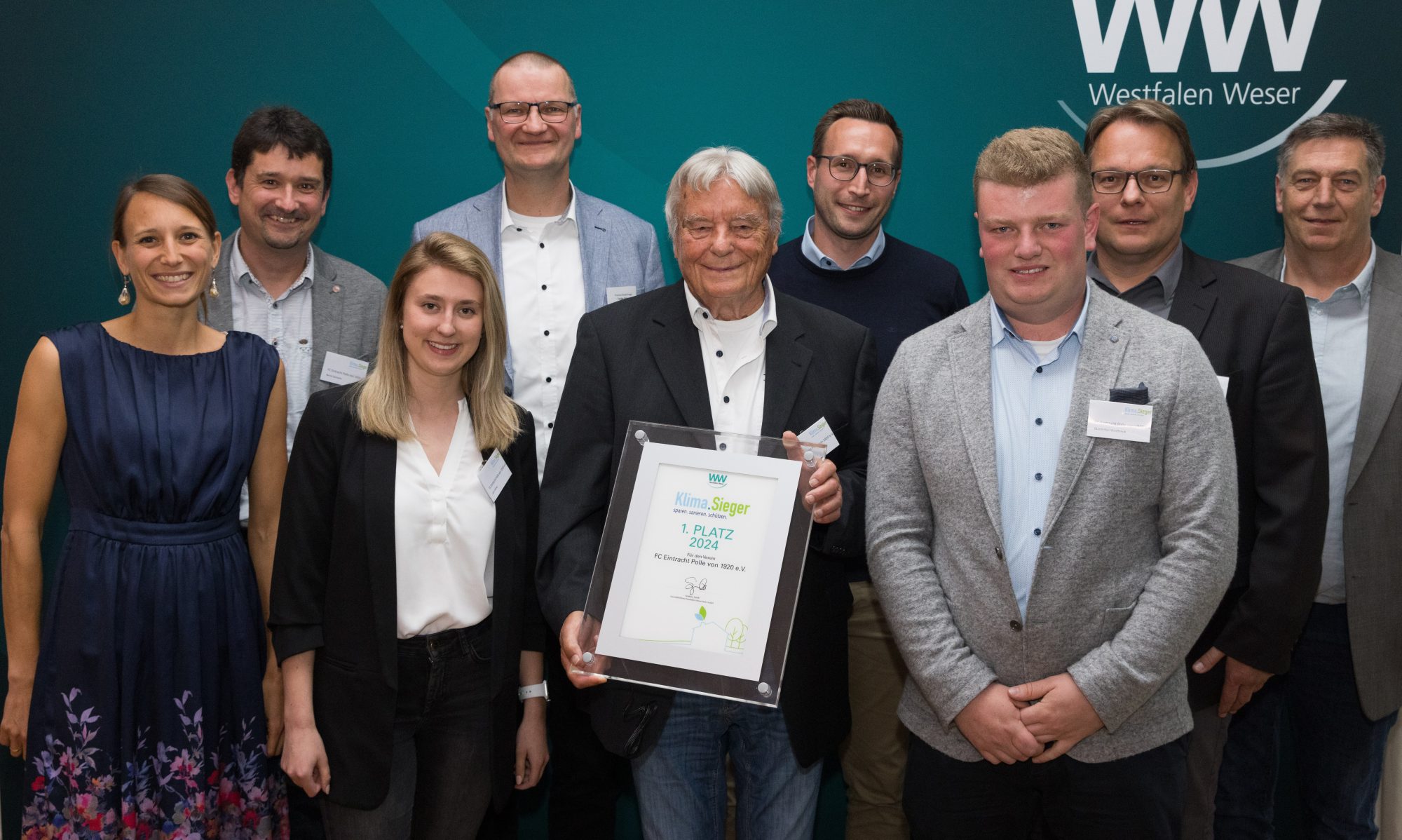 Anja Lippmann-Krüger (links), Klimaschutzagentur Weserbergland, Bürgermeister Thomas Bodenhage (4. v. l.) sowie Thomas Steffe (2. v. r.) von der Samtgemeinde Bodenwerder-Polle mit Mitgliedern des erstplatzierten Klima.Siegers FC Eintracht Polle (Foto: Westfalen Weser)