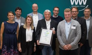 Anja Lippmann-Krüger (links), Klimaschutzagentur Weserbergland, Bürgermeister Thomas Bodenhage (4. v. l.) sowie Thomas Steffe (2. v. r.) von der Samtgemeinde Bodenwerder-Polle mit Mitgliedern des erstplatzierten Klima.Siegers FC Eintracht Polle (Foto: Westfalen Weser)