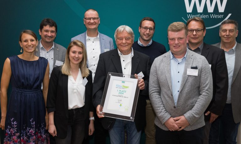 Anja Lippmann-Krüger (links), Klimaschutzagentur Weserbergland, Bürgermeister Thomas Bodenhage (4. v. l.) sowie Thomas Steffe (2. v. r.) von der Samtgemeinde Bodenwerder-Polle mit Mitgliedern des erstplatzierten Klima.Siegers FC Eintracht Polle (Foto: Westfalen Weser)