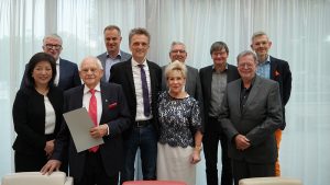 Konrad Schäfer, 3.v.l., erhielt die Ernennungsurkunde zum Ehrensenator aus den Händen von Prof. Dr. Andreas Bertram, 5.v.l. (Foto: Hochschule Osnabrück)