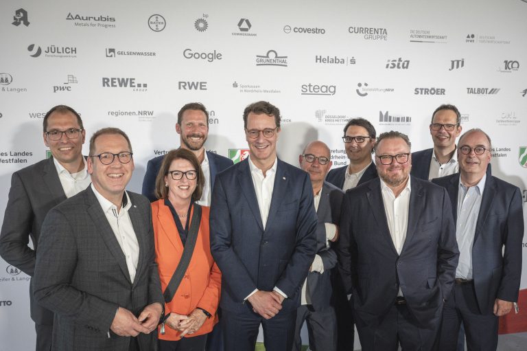 Die Vertreterinnen und Vertreter aus den Regionen mit Ministerpräsident Hendrik Wüst: Bertram Gaiser (Standort Niederrhein GmbH), Hubertus Winterberg (Südwestfalen Agentur GmbH), Ulla Thönnissen (Region Aachen – Zweckverband), Carsten Weis (Köln/Bonn e.V.), Hendrik Wüst (Ministerpräsident), Stephan A. Vogelskamp (Bergische Struktur- und Wirtschaftsförderungsgesellschaft mbH), Dr. Kai Büter (Region Düsseldorf – Kreis Mettmann), Björn Böker (OstWestfalen-Lippe GmbH) sowie Andreas Grotendorst (zukünftiger Vorstand des Münsterland e.V.) und Klaus Ehling (aktueller Vorstand des Münsterland e.V.). (Foto: Münsterland e.V.)