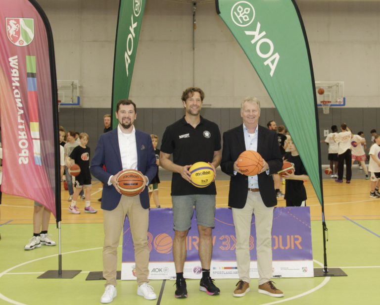 Die Streetbasketball-Tour in Münster war ein großer Erfolg. Das Organisationsteam eröffnete die Veranstaltung mit einem Korbwurf, von links: Denis Epp (AOK-Vertriebsleiter), Philipp Kappenstein (UBC Münster und Lehrer am Pascal Gymnasium) und Ralf Brameier (Leiter Pascal Gymnasium). (Foto: AOK/hfr.)