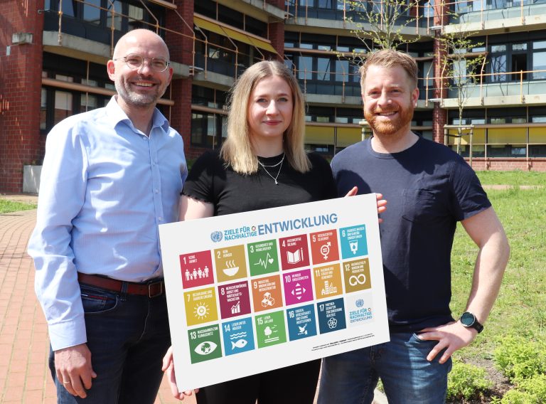WIGOS-Geschäftsführer Peter Vahrenkamp (v. li.), Imke Brockmann und André Schulenberg, verantwortlich für die SDG-Scouts bei der WIGOS, sind gespannt auf die Ideen der SDG-Scouts. (Foto: Eckhard Wiebrock)