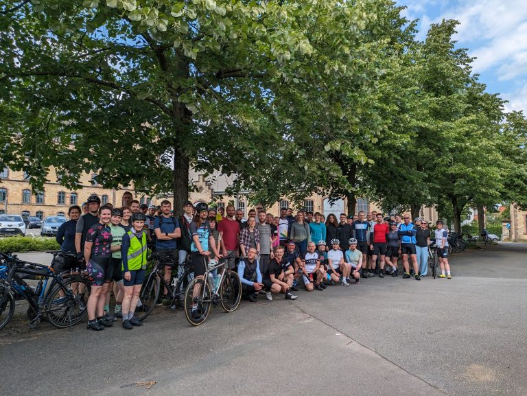 Gemeinsamer Start am Campus: Über 100 Teilnehmende radelten am 7. und 8. Juni für den guten Zweck im Rahmen der Cycling-Challenge „Pedal4Progress“. (Foto: Hochschule Osnabrück)