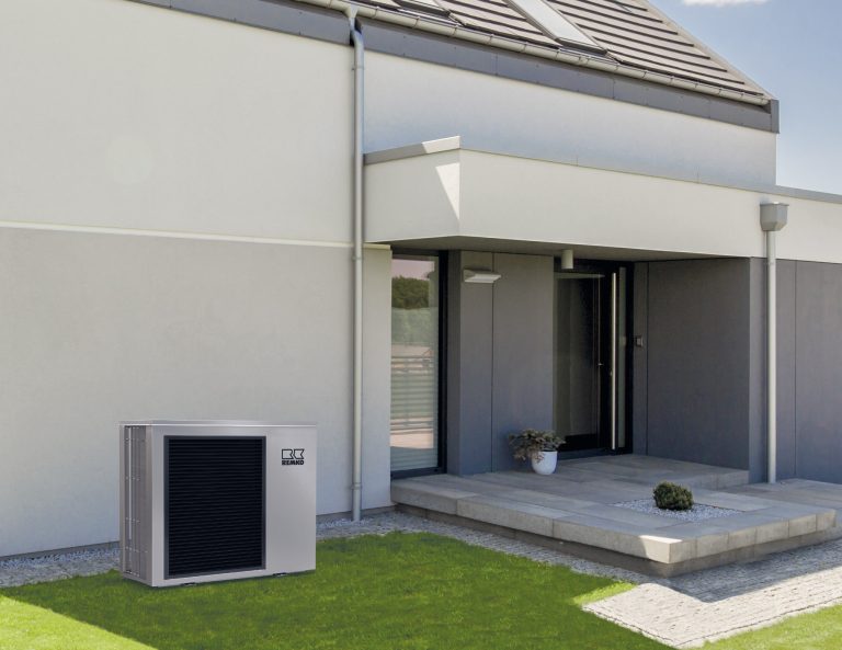 Durch die schlanke Bauweise und das moderne Design fügt sich die Monoblock-Wärmepumpe WKM sehr gut in die Umgebung ein. (Foto: Remko)