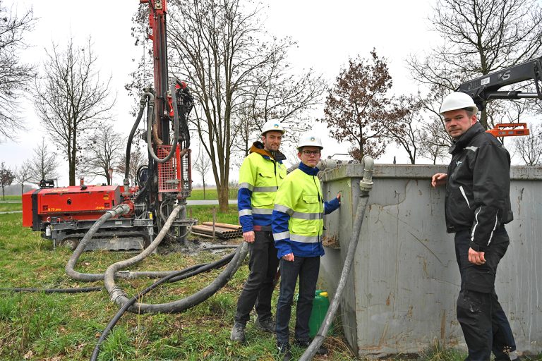 Im März dieses Jahres sind zwei Probebohrungen im zukünftigen Baugebiet Riesenbeck-West er-folgt. Die SWTE Netz-Mitarbeiter Mathias Walke (v.l.) und Marco Schnabel verschafften sich mit Marvin Holtz von der Firma MB Brunnenbau ein Bild vor Ort. (Foto: Stadtwerke Tecklenburger Land GmbH & Co. KG)