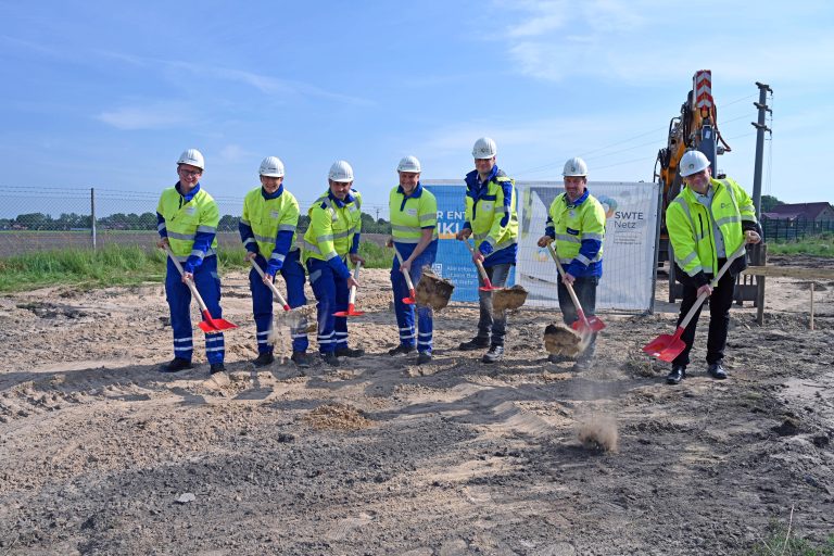 Beim symbolischen Spatenstich für das neue Schalthaus griffen die Vertreter der SWTE Netz, (v.r.) SWTE Netz-Geschäftsführer Tobias Koch, Projektleiter der SWTE Netz Stefan Wackmann, Bernd Rudde (Leiter Netzplanung und Assetmanagement), und der Westenergie Netzservice GmbH sowie Westnetz GmbH, Michael Schäper (Projektleiter 30kV-Schalthaus, Westnetz), Sebastian Rudolph (Vertrieb, Westenergie), Nils Heines (Projektleiter 10kV-Schalthaus, Westnetz) und Florian Frentrup (Teilprojektleiter Sekundärtechnik, Westnetz), gemeinschaftlich zum Spaten. (Foto: SWTE)