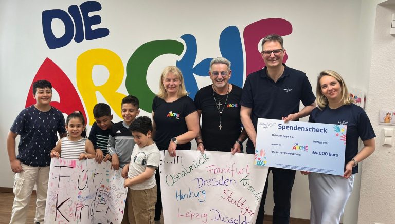Symbolische Scheckübergabe: Kinder + Stefanie Koopmann und John McGurk von Die ARCHE Kinderstiftung mit Andreas Lamping und Anna Halip von Hellmann helps (v.l.n.r.) (Foto: Hellmann)