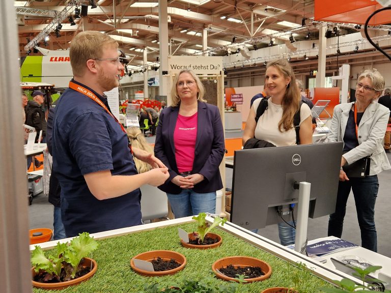 Das Schülerforschungszentrum Osnabrück war einer der Aussteller, den Anke Kel-lermeier (2. v. li.) und Kerstin Hüls (3. v. li.) besuchten. (Foto: Ines Hagen, Hochschule Osnabrück)